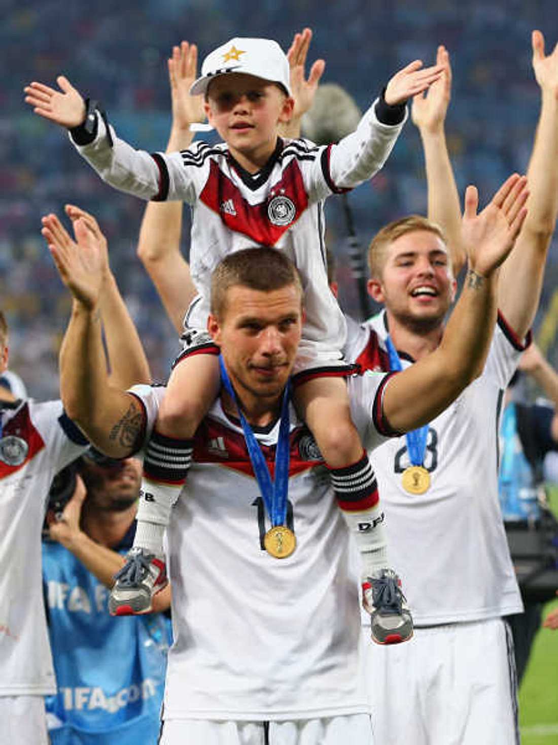 Lukas Podolski hatte nicht genug und kickte mit seinem Sohn weiter.