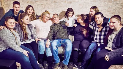 Die Wollnys mit ihren Kindern im glücklichen Zuhause