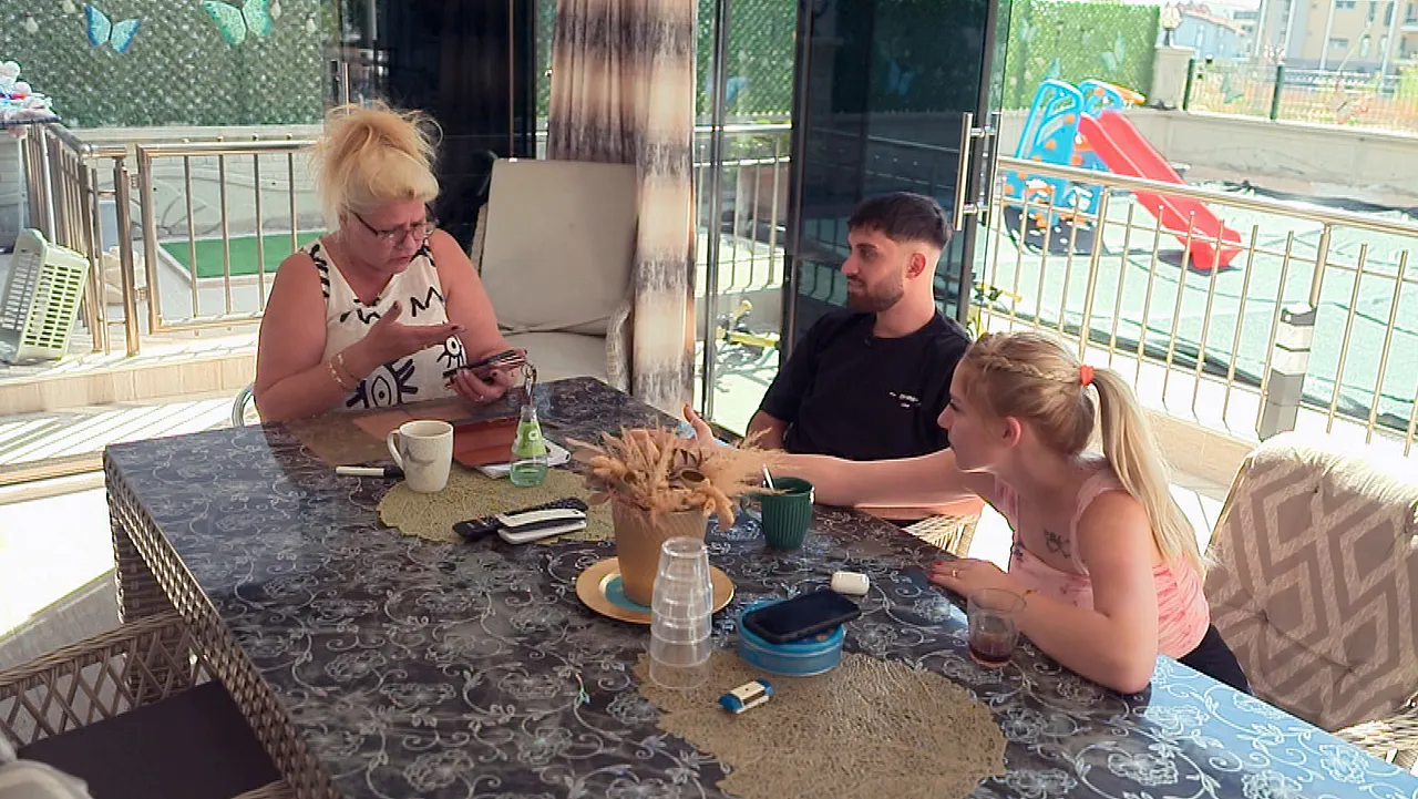 Servet, Loredana und Silvia Wollny sitzen am Tisch