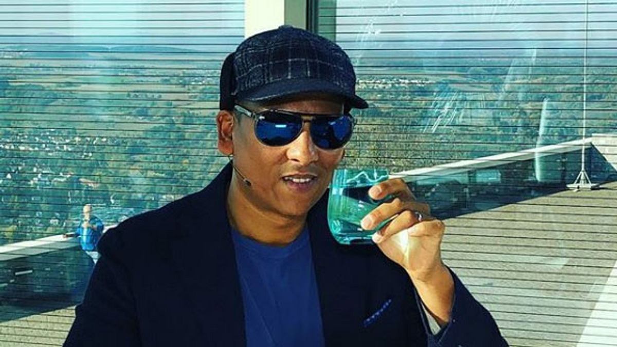 Warum trägt Xavier Naidoo immer eine Sonnenbrille?