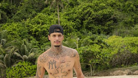 Yasin Mohamed präsentiert seine Tattoos am Strand - Foto: © Joyn/ Richard Hübner