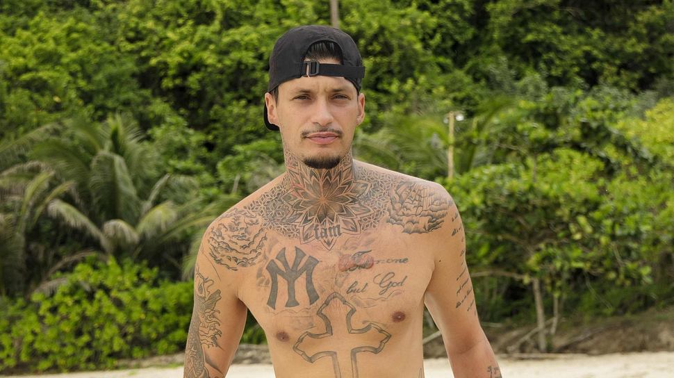 Yasin Mohamed präsentiert seine Tattoos am Strand - Foto: © Joyn/ Richard Hübner