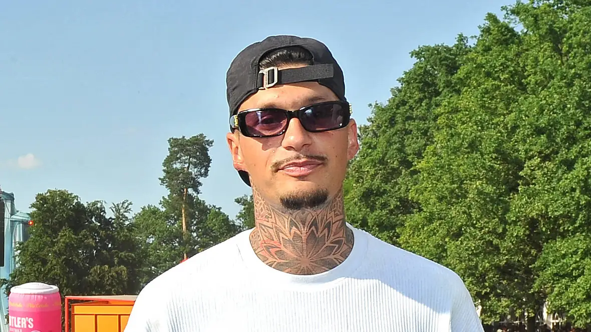 Yasin Mohamed mit Brille und Cap