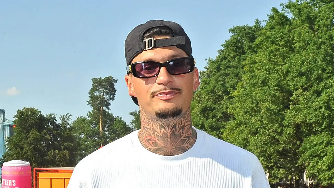 Yasin Mohamed zieht doch nicht ins Dschungelcamp Yasin Mohamed mit Brille und Cap - Foto: IMAGO / STAR-MEDIA