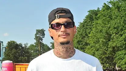 Yasin Mohamed mit Brille und Cap