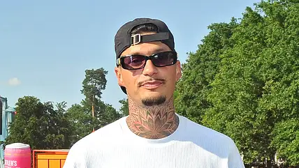 Yasin Mohamed mit Brille und Cap