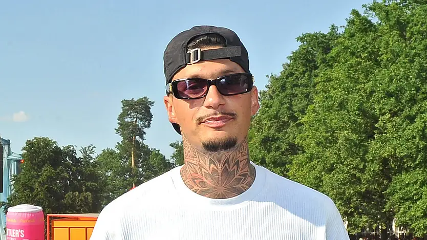 Yasin Mohamed mit Brille und Cap