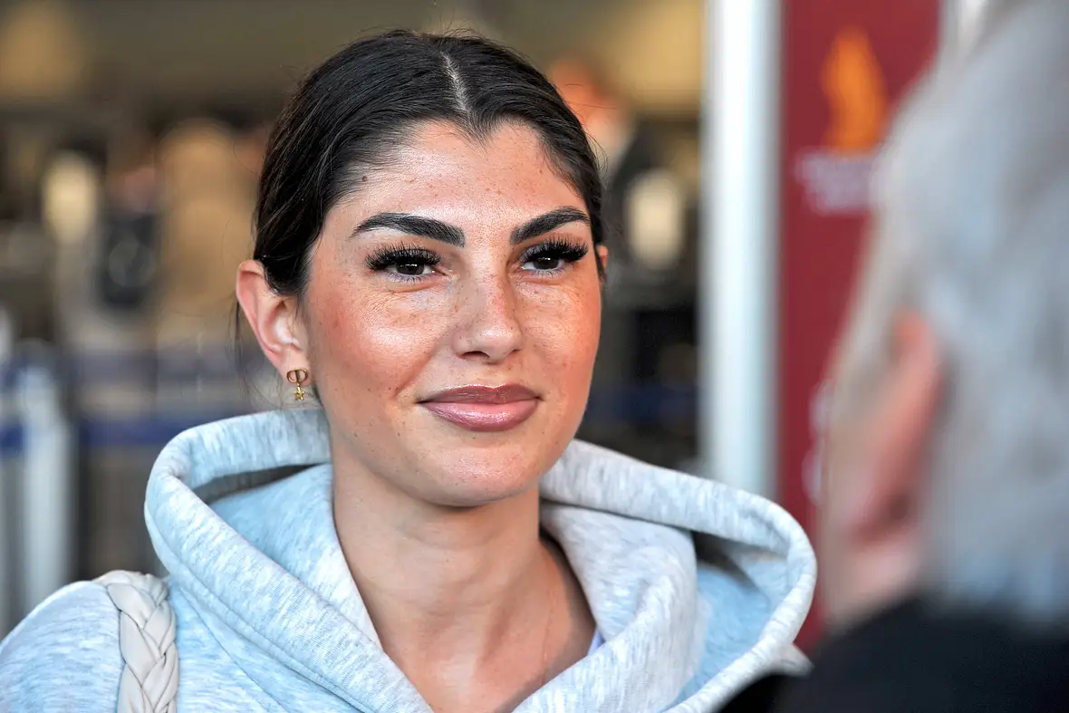 Yeliz Koc wird interviewt.