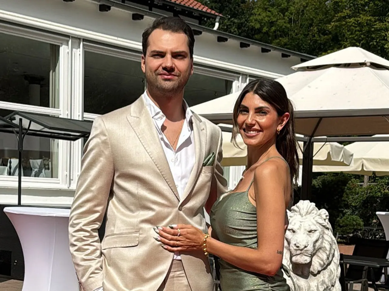 Jimi Blue Ochsenknecht und Yeliz Koc stehen Arm in Arm nebeneinander.