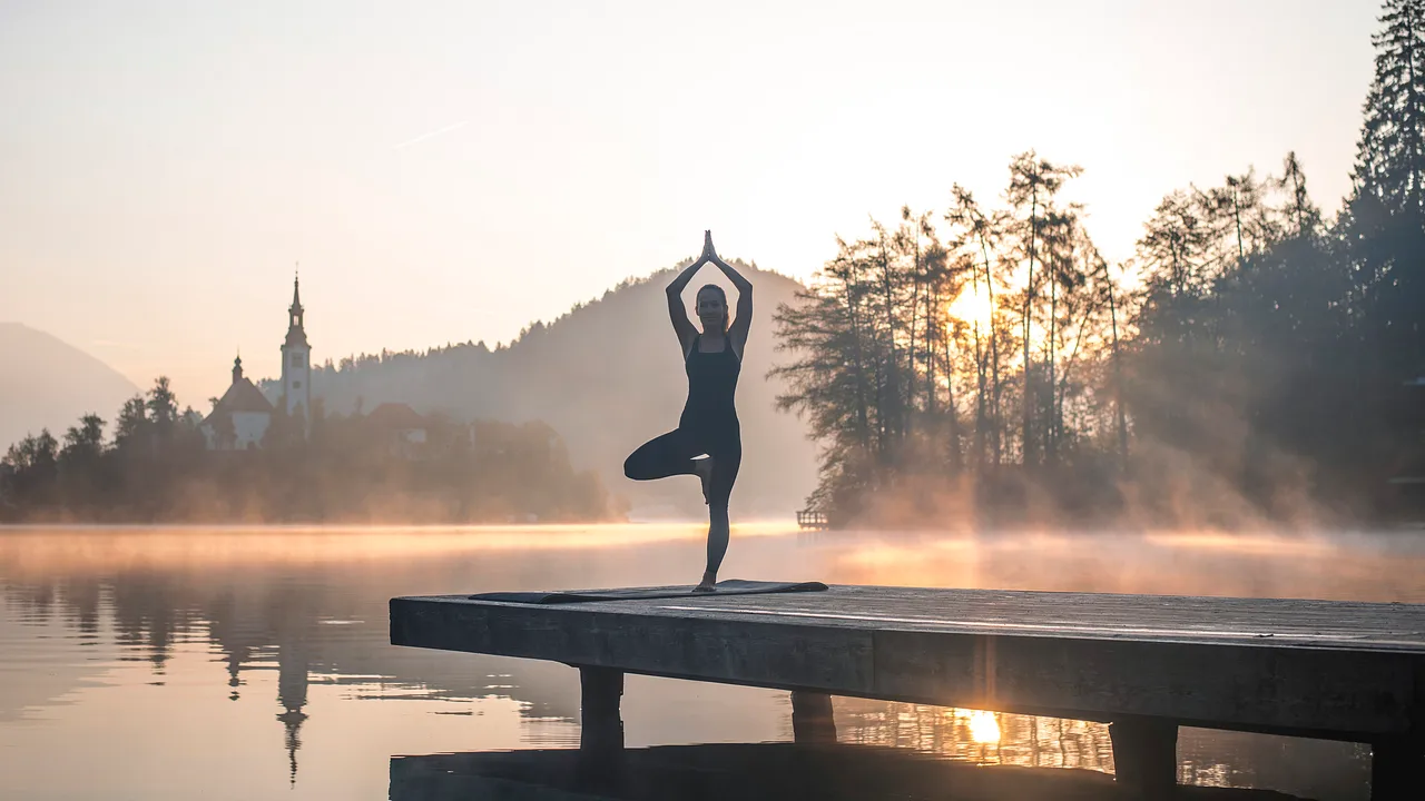 Yoga Pose "Der Baum" Yoga Pose Der Baum - Foto: iStock / AzmanL