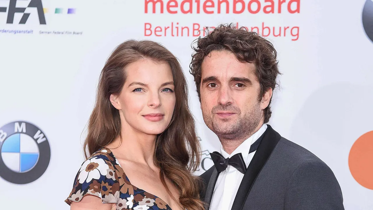 Yvonne Catterfeld und Oliver Wnuk posiefren auf dem roten Teppich