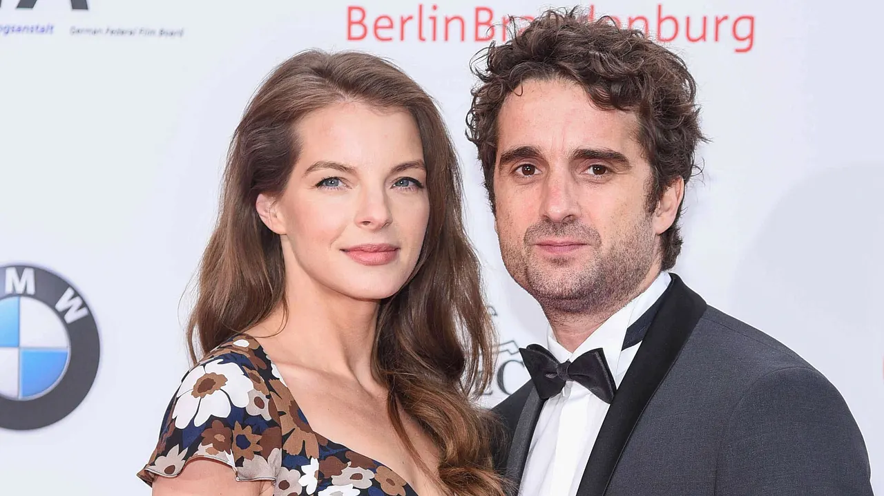 Yvonne Catterfeld Yvonne Catterfeld und Oliver Wnuk posiefren auf dem roten Teppich - Foto: IMAGO / BREUEL-BILD