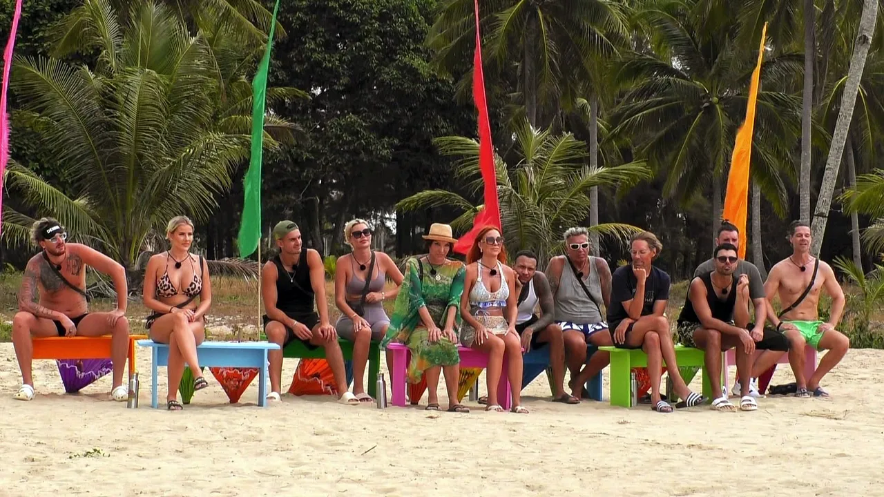 YZYZkEhyIR5z-kampf-der-realitystars-st6-13-spiel-rien-ne-va-plus-5 Die Promi-Gruppe von KDRS bei einem Spiel am Star-Strand - Foto: RTLZWEI