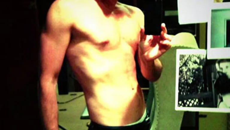 Zac Braff posiert oben ohne