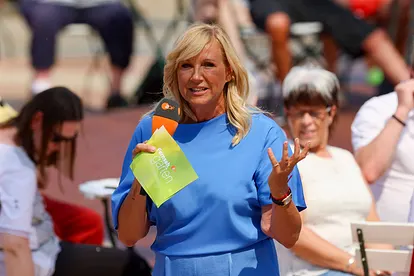 Andrea Kiewel schaut etwas kritisch in die Kamera