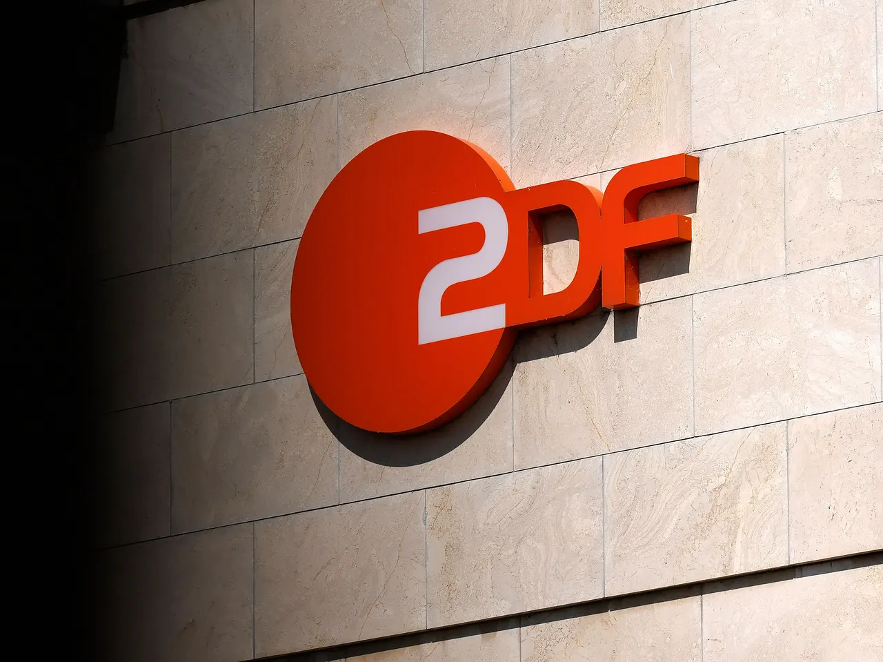 ZDF Logo vor dunklem Hintergrund - Foto:  IMAGO / Panama Pictures