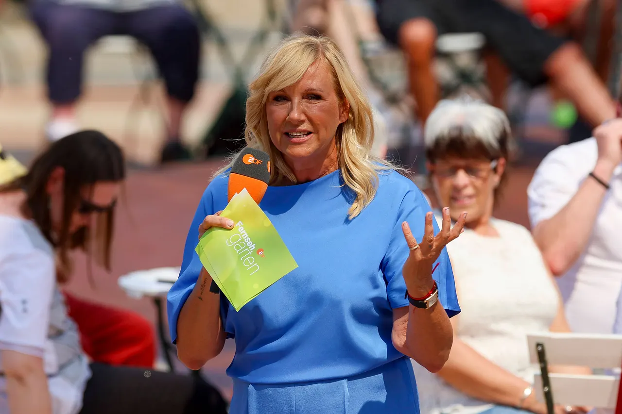 zdf fernsehgarten moderatorin andrea kiewel imago0475717275h Andrea Kiewel schaut etwas kritisch in die Kamera - Foto: IMAGO / Steinbrenner