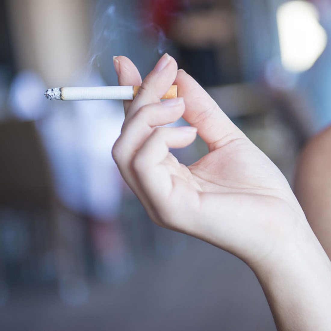 Teenager ziehen an fremder Zigarette - Zusammenbruch! 