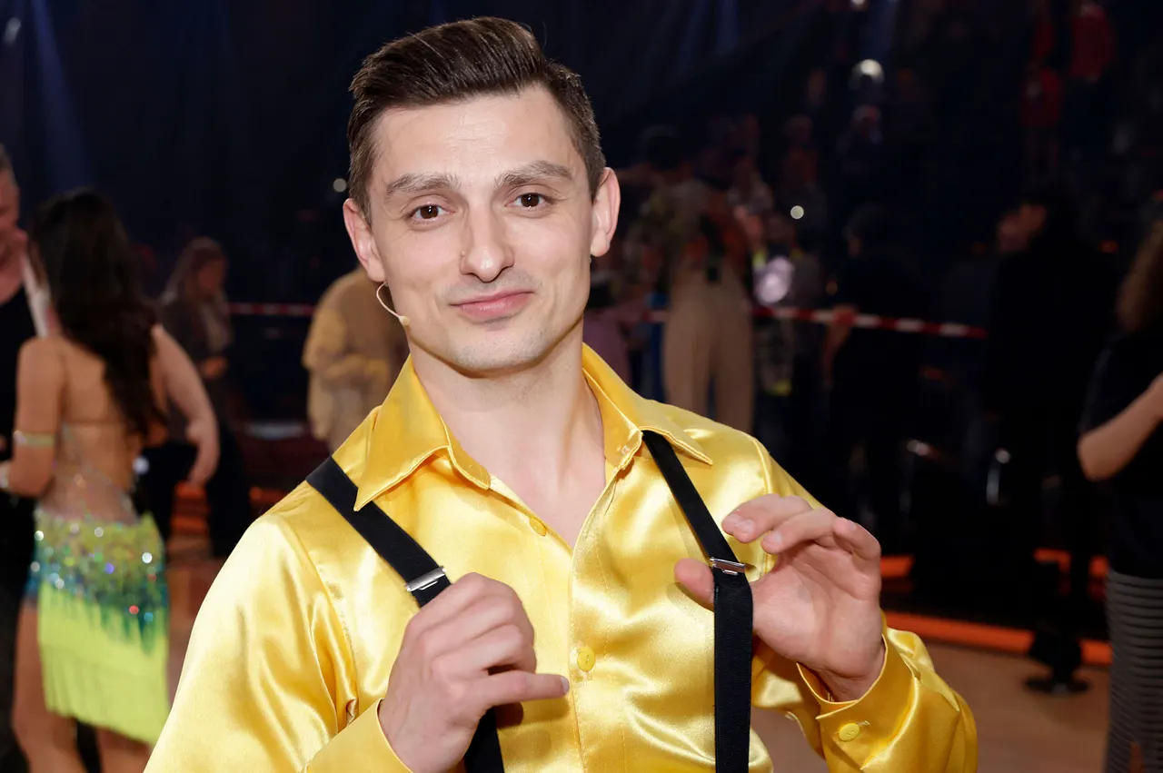 Zsolt Sándor Cseke strahlt in gelbem Hemd und Hosenträgern auf dem Lets Dance-Parkett. Er ist wieder vergeben. Aber was ist zu seiner neuen Freundin bekannt? - Foto:  IMAGO / Future Image
