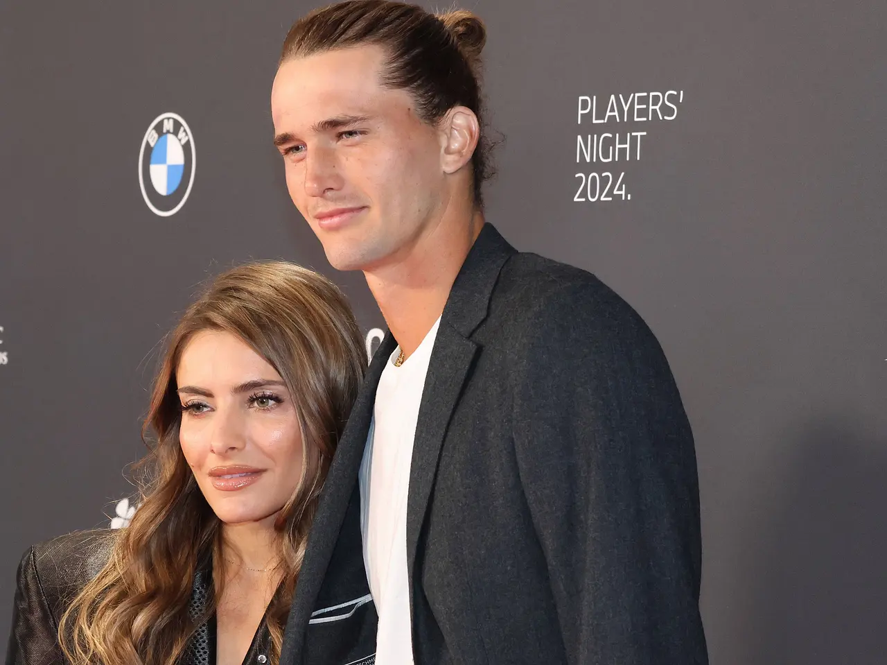 Sophia Thomalla und Alexander Zverev posieren zusammen auf dem roten Teppich bei der Players’ Night 2024.